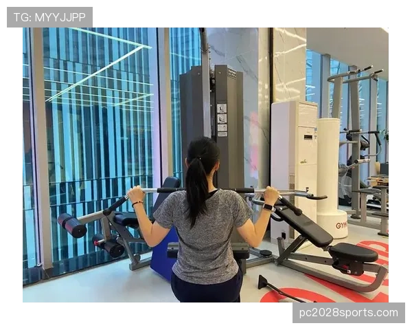 崔家溪训练完直接啃生鸡胸肉，这自律程度谁顶得住啊