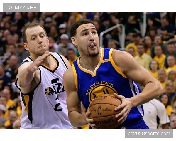 格列兹曼与莱万的战术角色差异如何影响进攻效率？